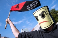 Teatr w służbie korporacji za 30 czytnik&oacute;w